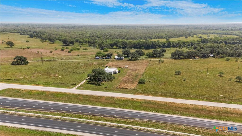 Image 3 of property listing at 240 E Frontage Road, Victoria, TX 77905