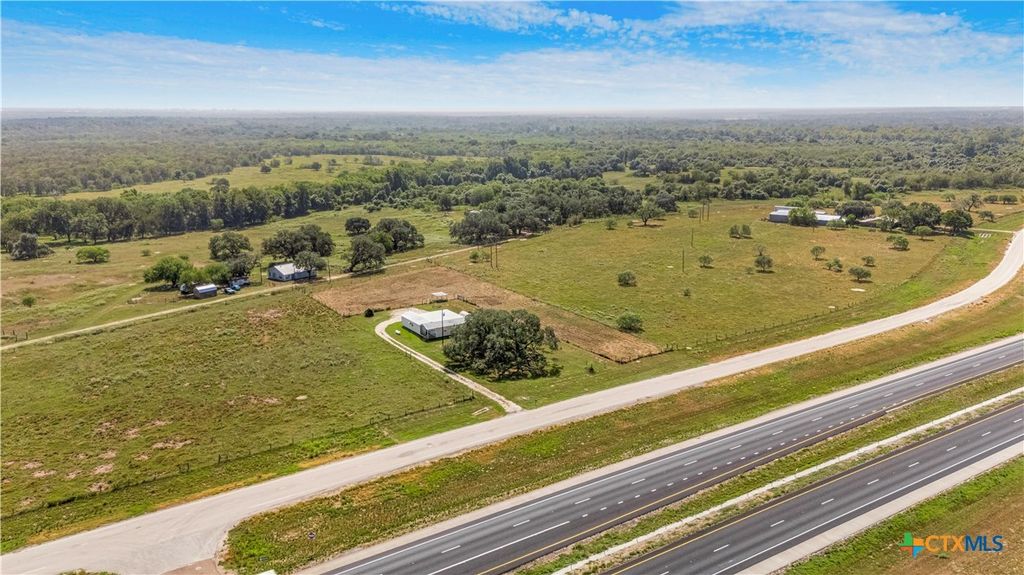 Image 4 of property listing at 240 E Frontage Road, Victoria, TX 77905