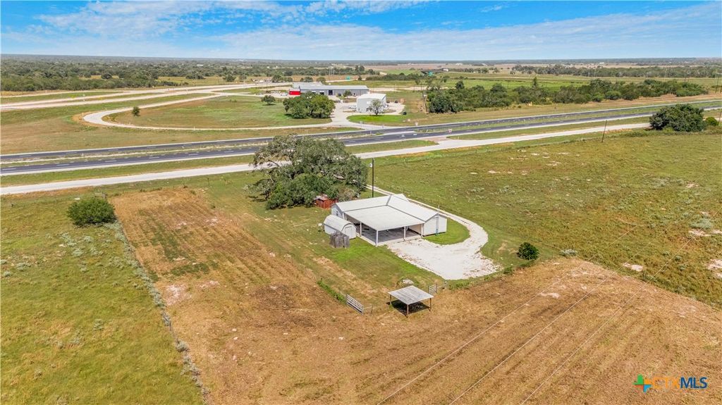 Image 5 of property listing at 240 E Frontage Road, Victoria, TX 77905