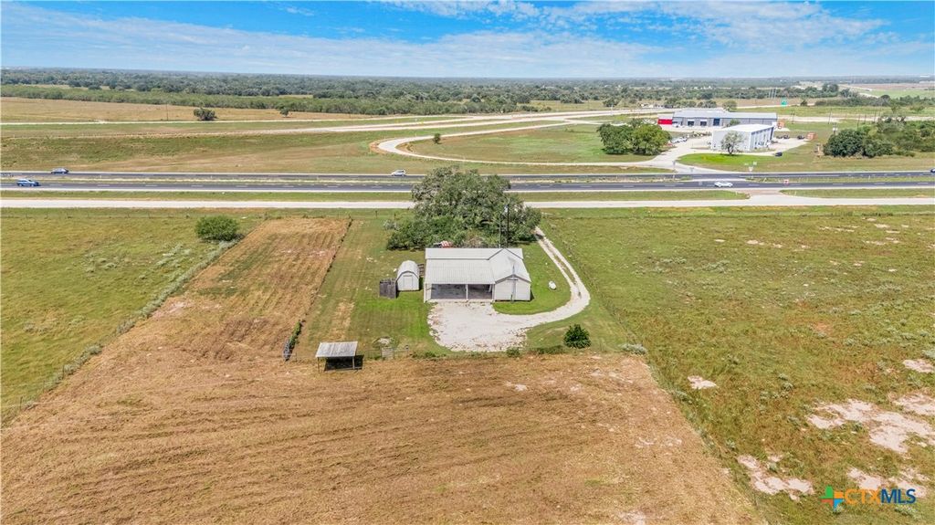Image 6 of property listing at 240 E Frontage Road, Victoria, TX 77905