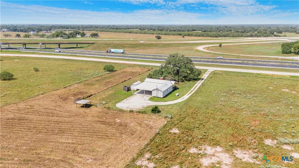 Image 7 of property listing at 240 E Frontage Road, Victoria, TX 77905