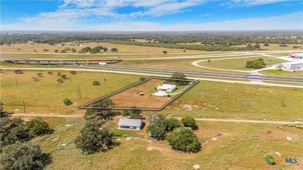 Image 8 of property listing at 240 E Frontage Road, Victoria, TX 77905