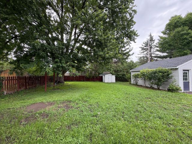 1051 Burke Avenue W, Roseville, MN 55113