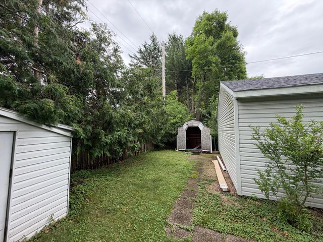 1051 Burke Avenue W, Roseville, MN 55113