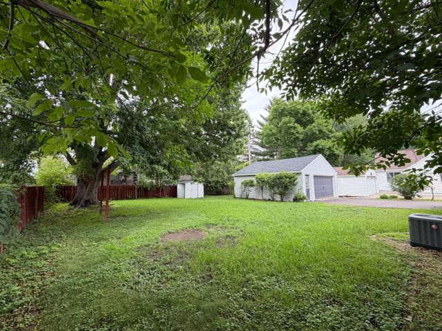 1051 Burke Avenue W, Roseville, MN 55113
