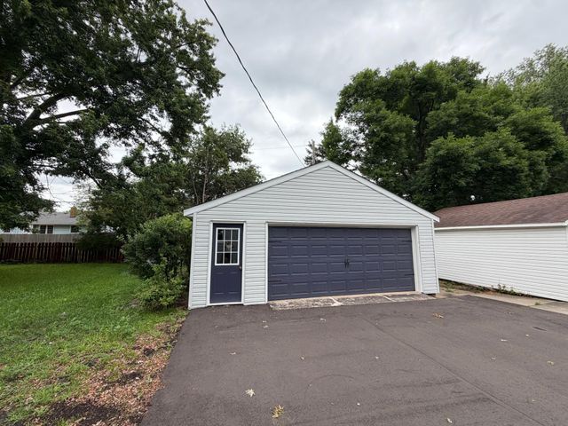 1051 Burke Avenue W, Roseville, MN 55113