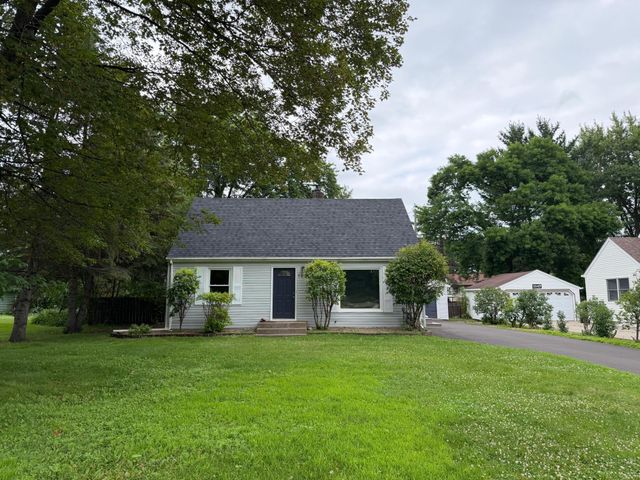 1051 Burke Avenue W, Roseville, MN 55113