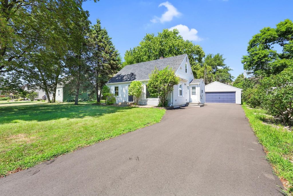 1051 Burke Avenue W, Roseville, MN 55113 — photo 2