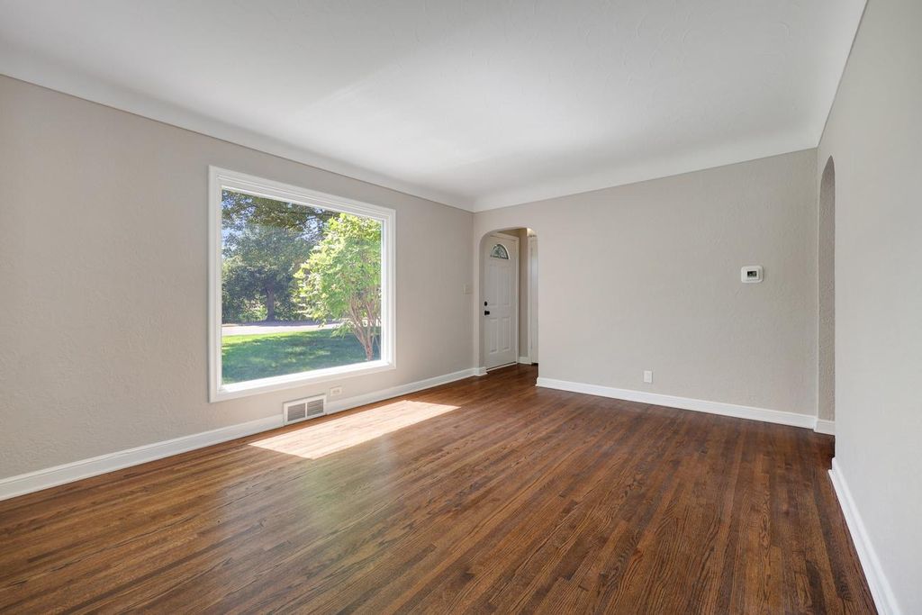 1051 Burke Avenue W, Roseville, MN 55113 — photo 4