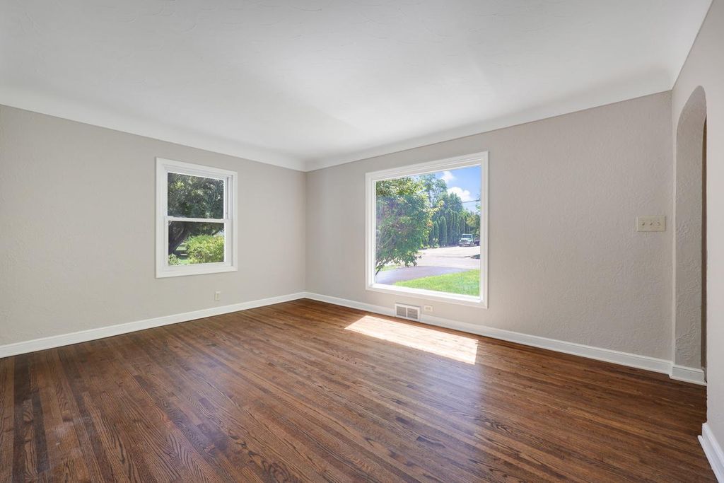 1051 Burke Avenue W, Roseville, MN 55113 — photo 5