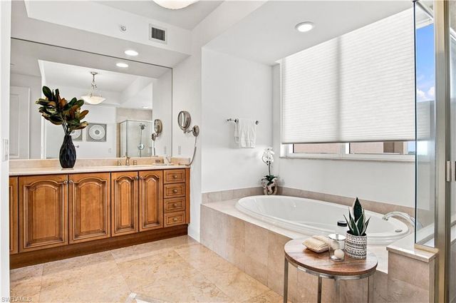 6597 Nicholas BLVD 1005, Naples, FL 34108
