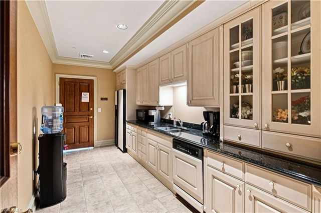 6597 Nicholas BLVD 1005, Naples, FL 34108