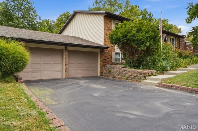 59 Glendale Drive, Glen Carbon, IL 62034
