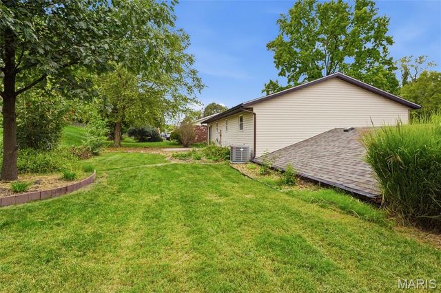 59 Glendale Drive, Glen Carbon, IL 62034