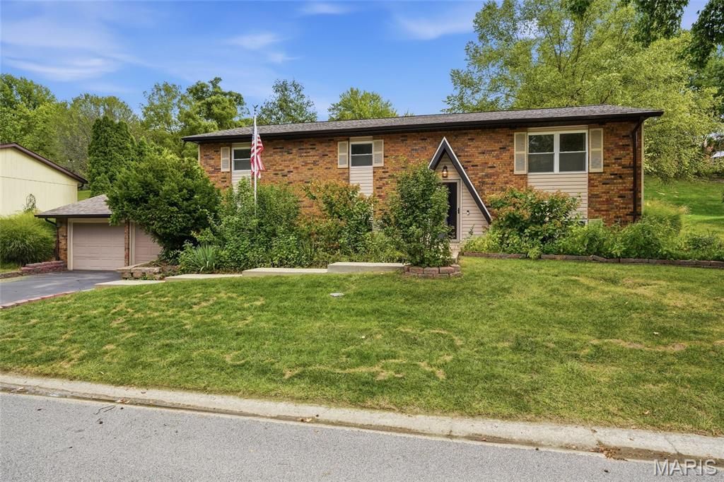 59 Glendale Drive, Glen Carbon, IL 62034
