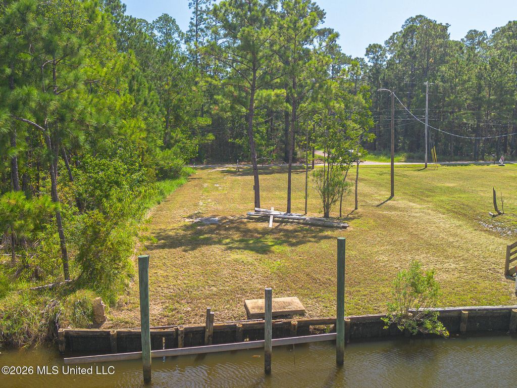 10061 W Bayou View Drive, Bay Saint Louis, MS 39520