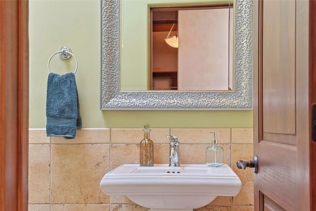 6 Camino De Vecinos, Santa Fe, NM 87507