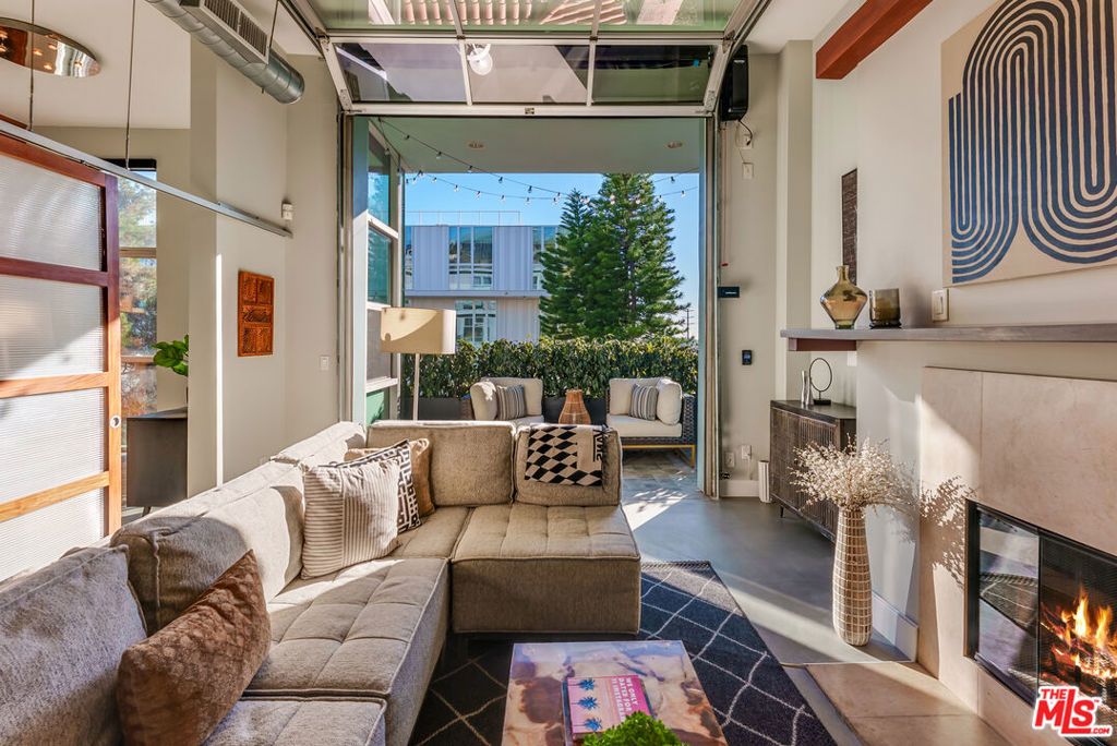 1152 N La Cienega Boulevard 201, West Hollywood, CA 90069