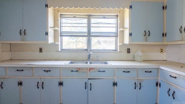 2427 M Highway, Koshkonong, MO 65692