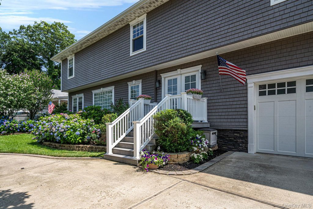 11 Elm Street, Ronkonkoma, NY 11779 — photo 2