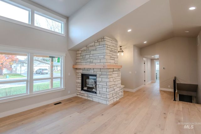 5231 N Sorrento Dr, Boise, ID 83704
