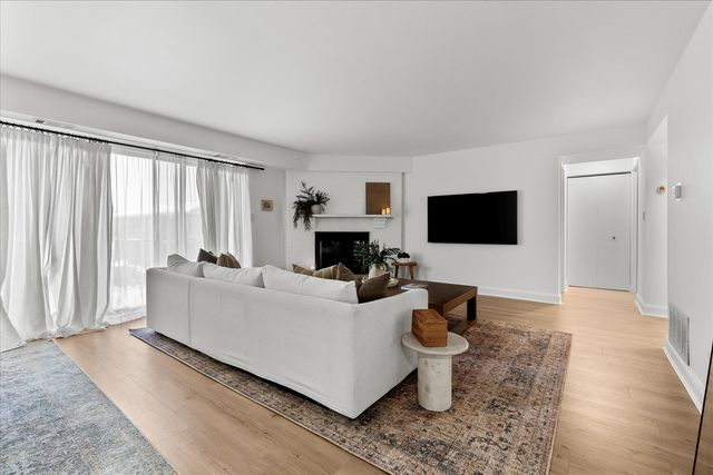 9051 S Roberts Road 310, Hickory Hills, IL 60457