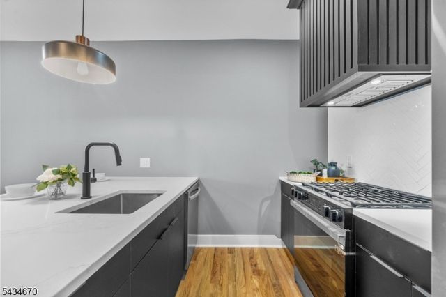 219 Clerk St 2, Jersey City, NJ 07305