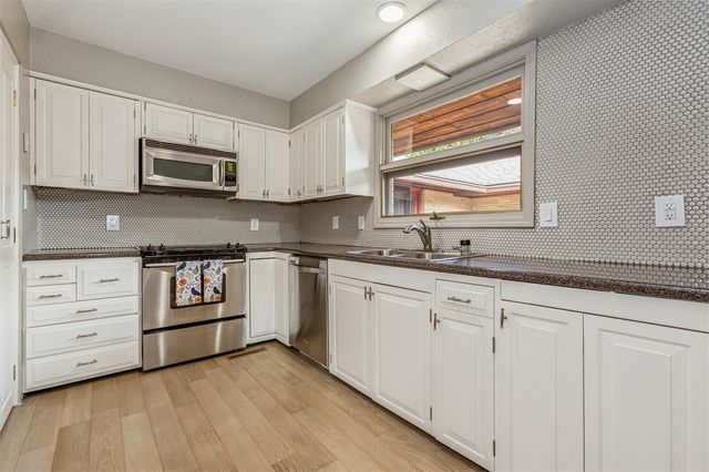 2727 S Lakeshore Drive 11, Saint Joseph, MI 49085