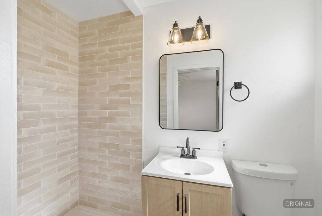 Image 25 of property listing at 505 W Pico Avenue, Clovis, CA 93612