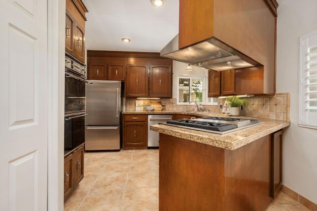 1027 W Rialto Avenue, Fresno, CA 93705