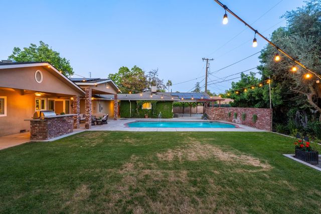 1027 W Rialto Avenue, Fresno, CA 93705