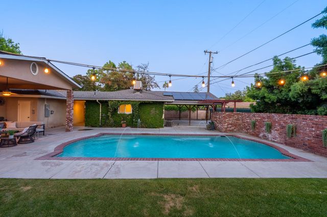 1027 W Rialto Avenue, Fresno, CA 93705