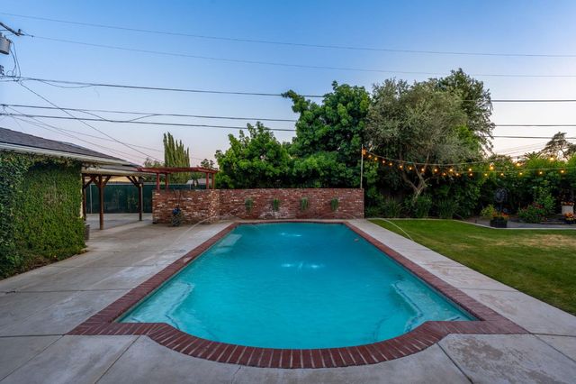 1027 W Rialto Avenue, Fresno, CA 93705