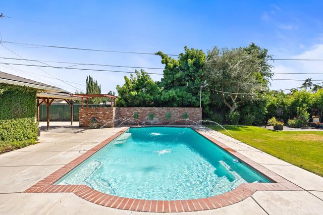 1027 W Rialto Avenue, Fresno, CA 93705