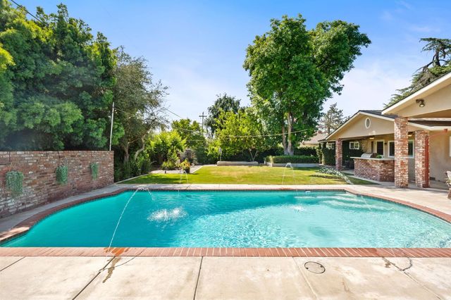 1027 W Rialto Avenue, Fresno, CA 93705