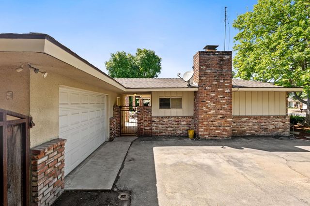 1027 W Rialto Avenue, Fresno, CA 93705
