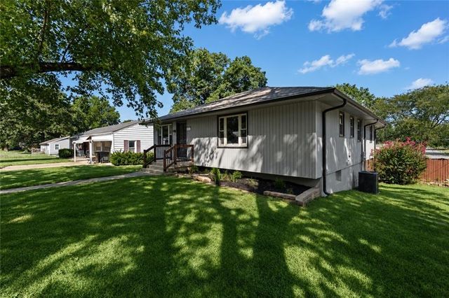5813 Sterling Avenue, Raytown, MO 64133