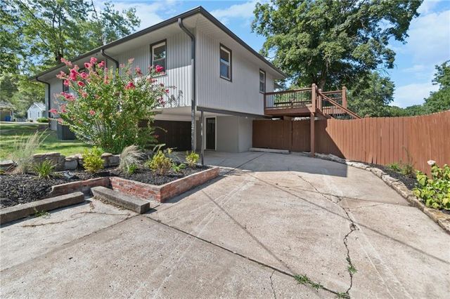 5813 Sterling Avenue, Raytown, MO 64133