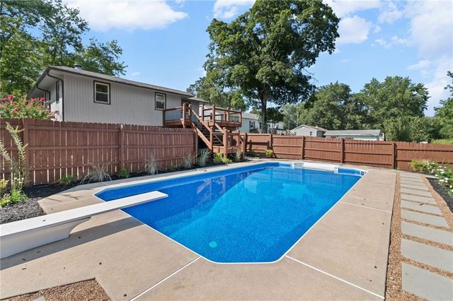 5813 Sterling Avenue, Raytown, MO 64133