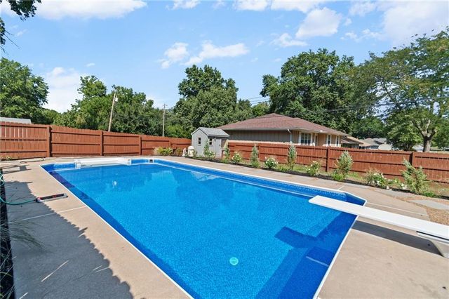 5813 Sterling Avenue, Raytown, MO 64133