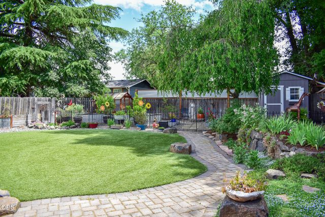 1088 N 5th Street, Central Point, OR 97502