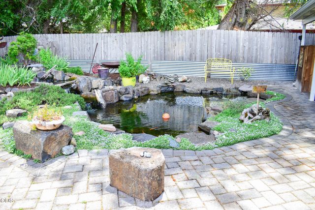 1088 N 5th Street, Central Point, OR 97502