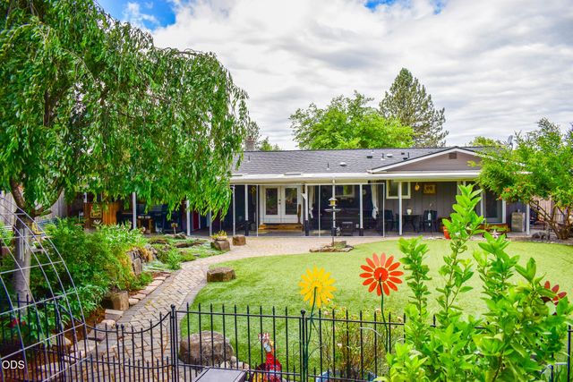 1088 N 5th Street, Central Point, OR 97502