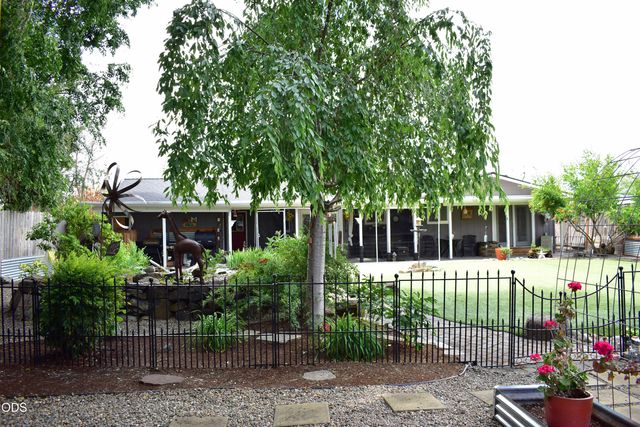 1088 N 5th Street, Central Point, OR 97502