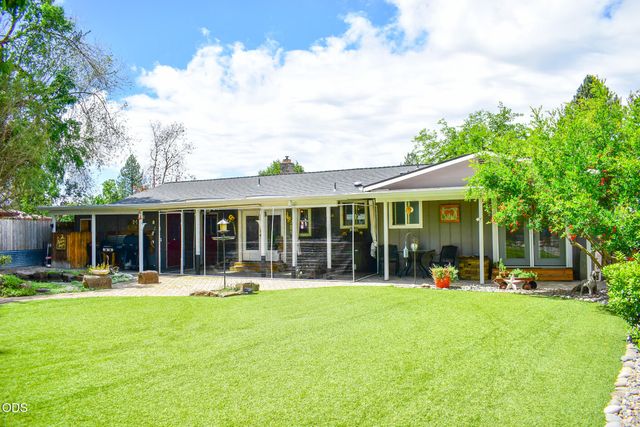 1088 N 5th Street, Central Point, OR 97502