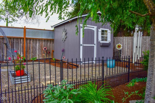 1088 N 5th Street, Central Point, OR 97502