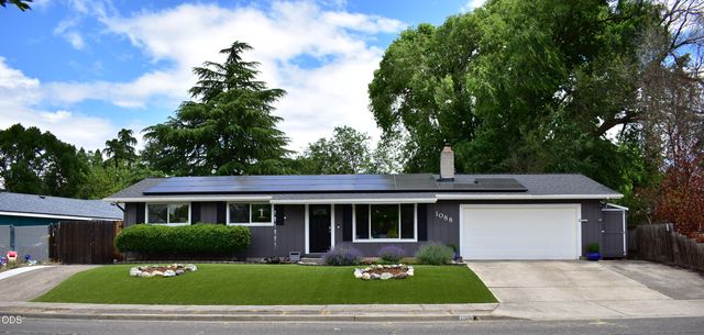 1088 N 5th Street, Central Point, OR 97502