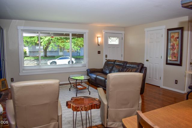 1088 N 5th Street, Central Point, OR 97502