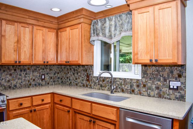 1088 N 5th Street, Central Point, OR 97502