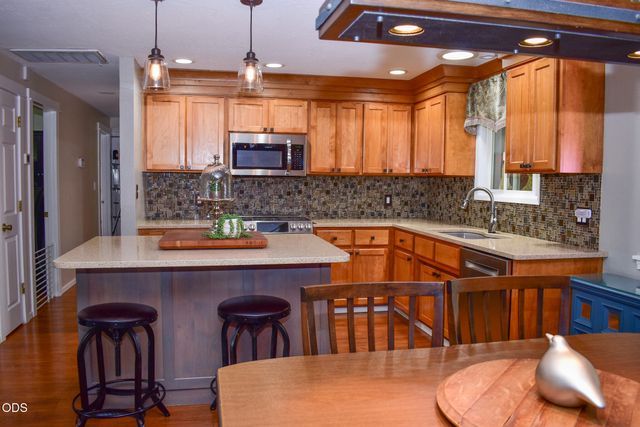 1088 N 5th Street, Central Point, OR 97502